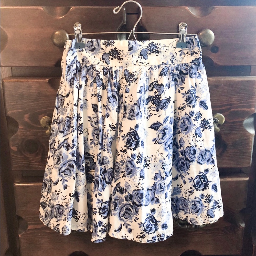 H&M Coral Blue Skirt with side pockets!
